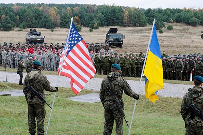 Donbass'ta yabancı askerlerle yerel askerlerin bir arada olduğu bir fotoğraf.