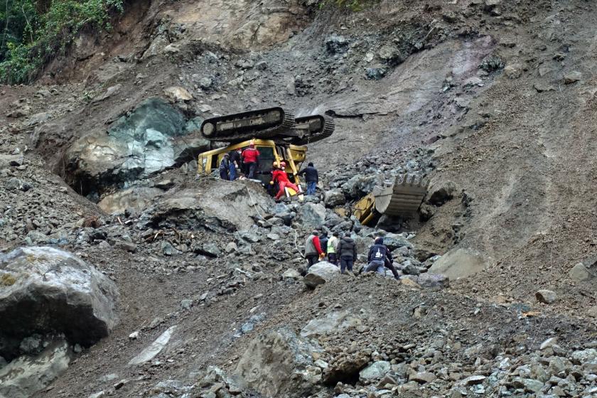 taş ocağında devrilen iş makinesinin altında kalan 1 işçi öldü