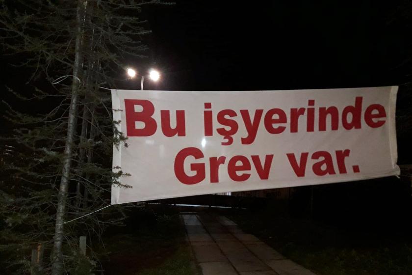 Maltepe Belediyesi işçileri, TİS sürecinde belediye yönetimiyle anlaşma sağlanamaması üzerine 23 Şubat Salı 00.01 itibarıyla işyerlerine pankartlarını asarak greve çıktı.