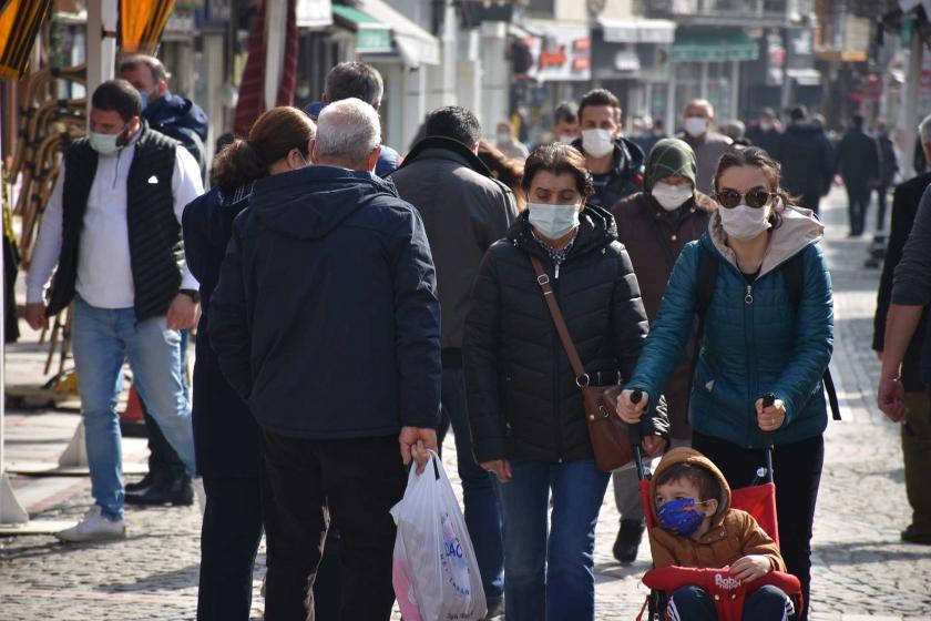 Kovid-19 sebebiyle maske ile yürüyen yurttaşlar