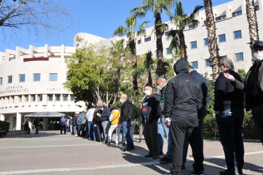 Antalya Defterdarlığı önünde kuyruk