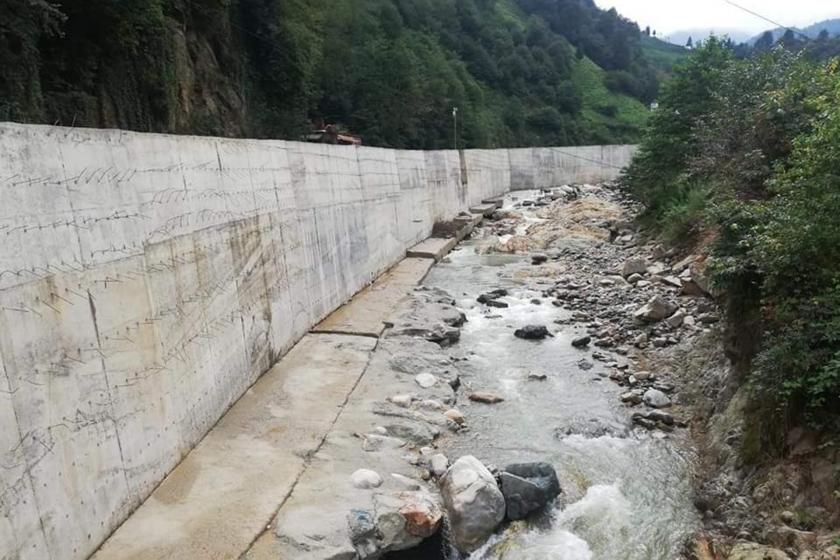 Rize Güneysu'da Gürgen köyünde derenin etrafına çekilen beton setler.