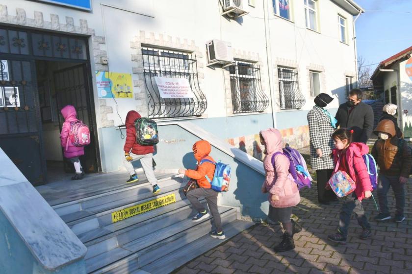 Samsun'da bir köy okuluna giren öğrenciler