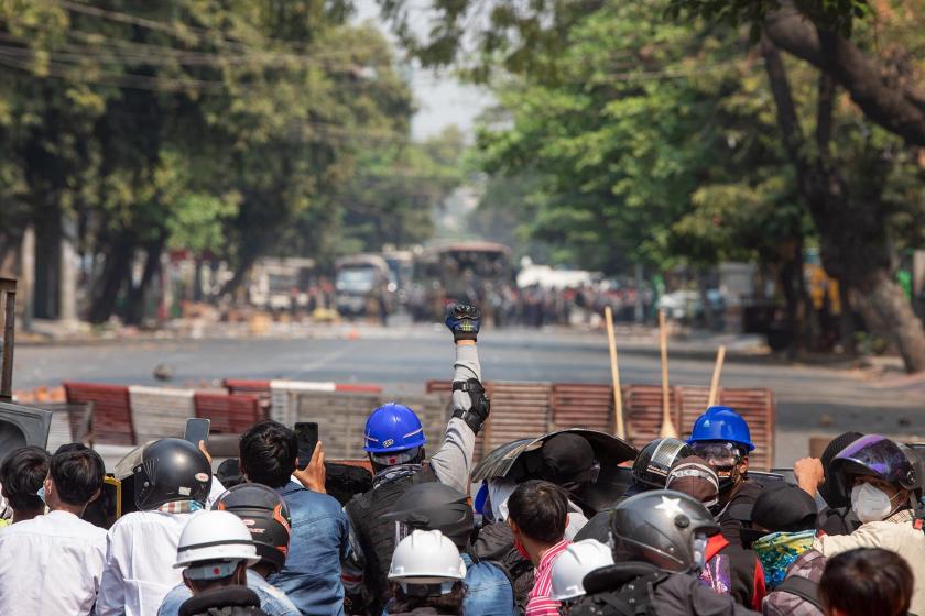 Myanmar'da darbeyi protesto edenler, ordu ve polisle karşı karşıya