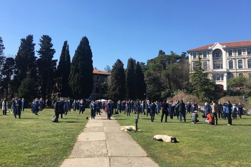 Boğaziçi Üniversitesi akademisyenleri Melih Bulu'nun üniversiteye kayyum rektör olarak atanamasına karşı eylemlerini sürdürüyor.