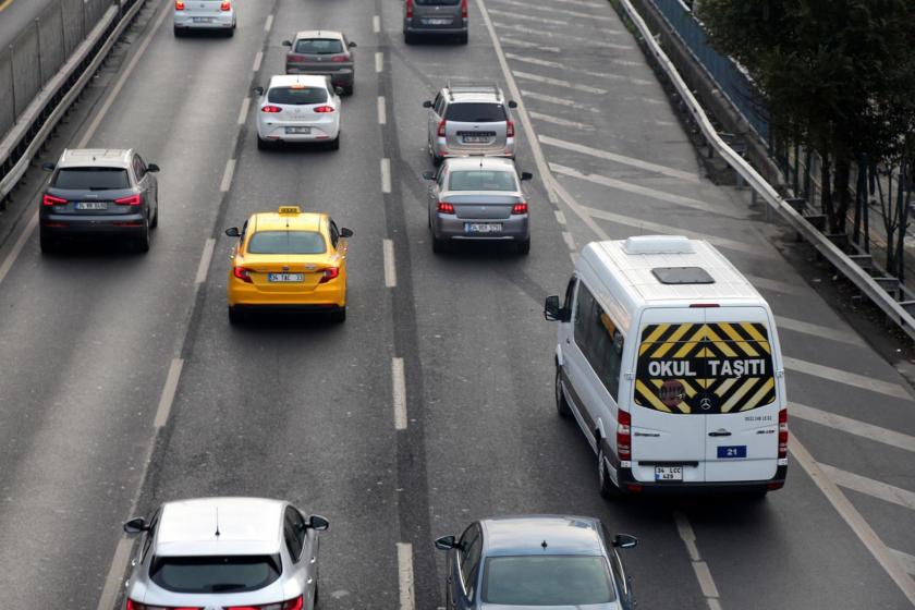 Trafikte okul taşıtı (sağda)