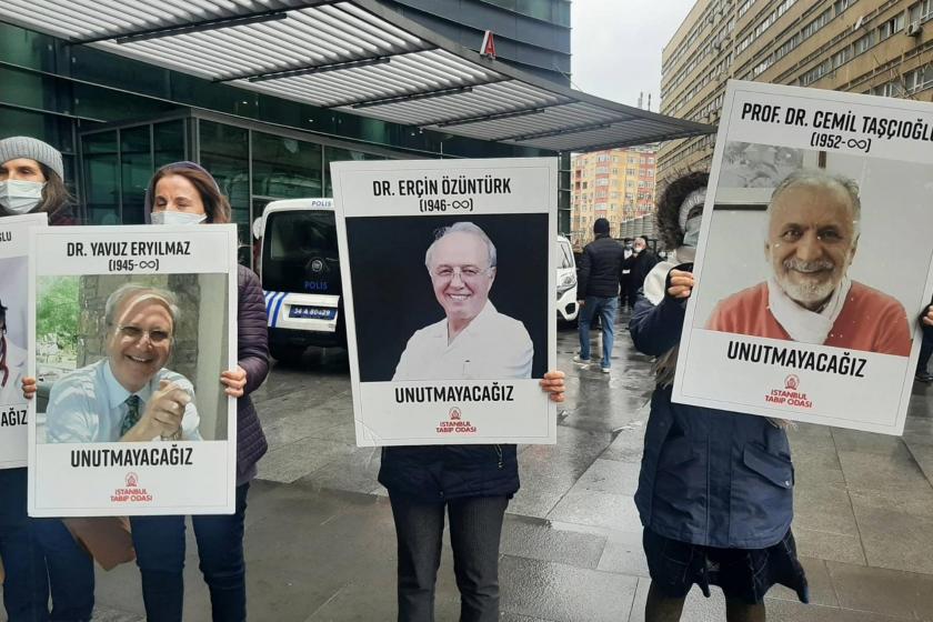 İstanbul'da sağlıkçılar ellerinde koronavirüs nedeniyle ölen meslektaşlarının fotoğrafını tutuyor