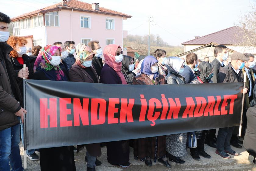 Sakarya Hendek'te 7 işçinin hayatını kaybettiği, 128 kişinin yaralandığı Büyük Coşkunlar havai fişek fabrikası patlaması davasının ikinci duruşması öncesi yapılan açıklamadan bir fotoğraf.