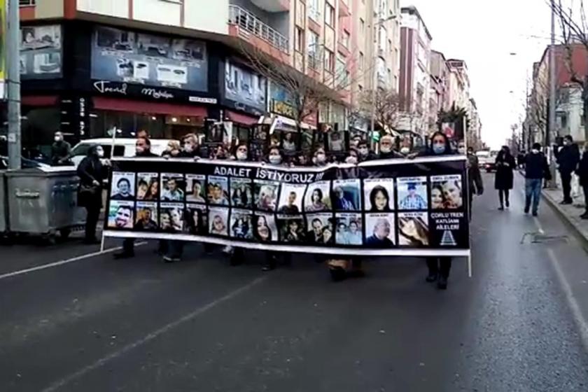 Çorlu tren katliamı ile ilgili fotoğrafların olduğu pankartla yürüyenler