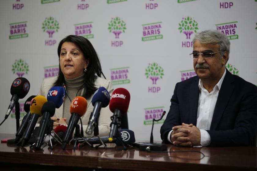 HDP Eş Genel Başkanları Pervin Buldan ve Mithat Sancar, MYK toplantısı sırasında HDP hakkında açılan kapatma davasına ilişkin açıklamalarda bulunuyor