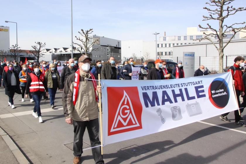 Almanya'da metal işçileri uyarı grevlerini sürdürdü, insan zinciri oluşturdu
