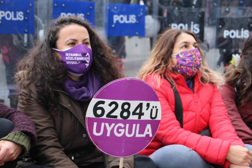 6284'ü uygula dövizi taşıyan bir kadın