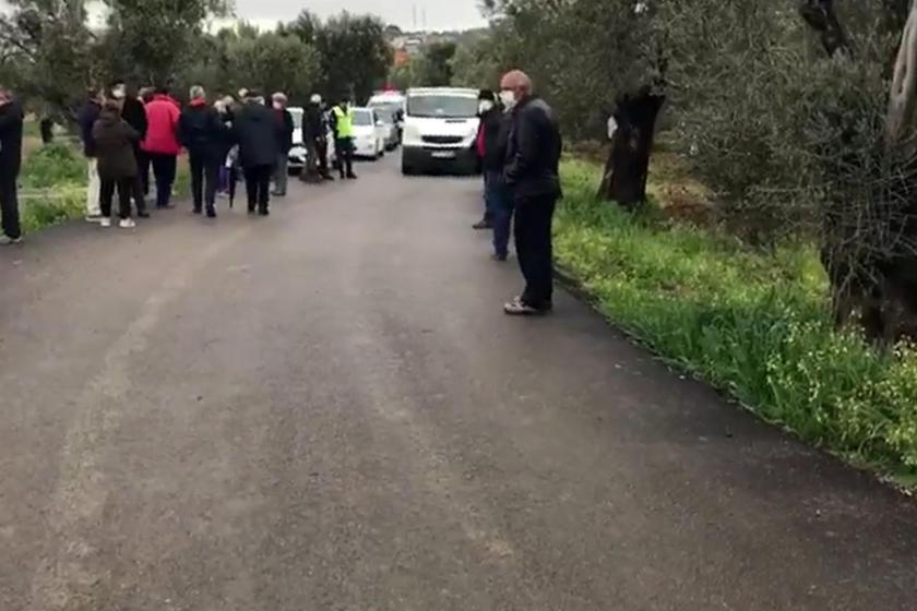 Balıkesir'in Pelitköy Mahallesi'nde yüzlerce yıllık zeytin ağaçları turistik tesis için kesilmek isteniyor. Yaşam alanı savunucuları projeye karşı eylem yaptı