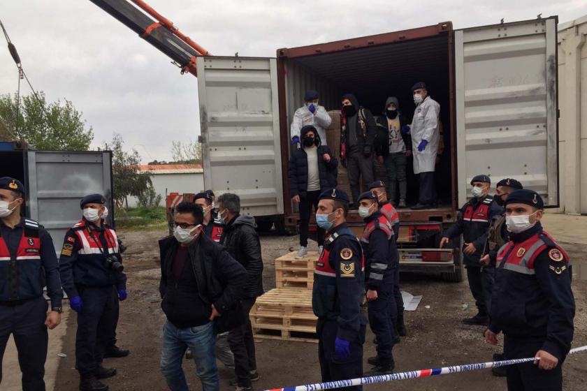 İzmir'de bir depoda bekletilen konteynerlerde 100'e yakın mülteci bulundu
