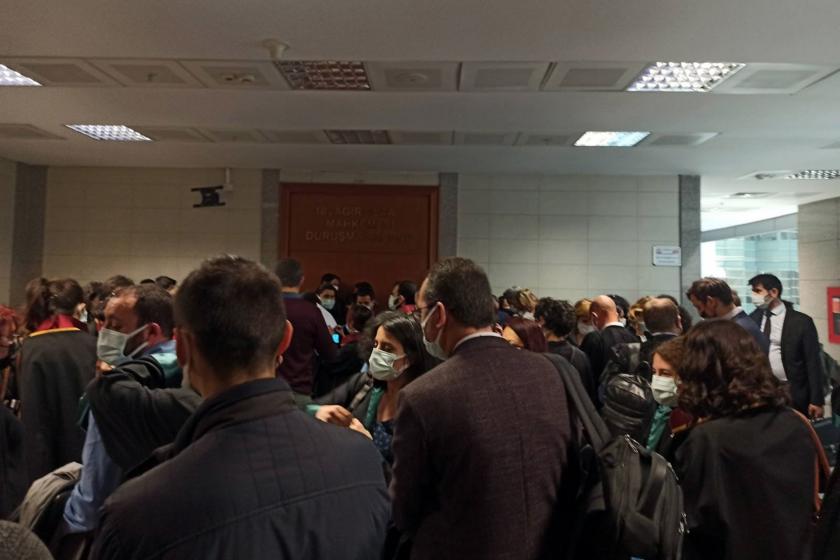 Avukatlar Selçuk Kozağaçlı ve Barkın Timtik'in yargılandığı gün duruşma salonunun önünde çekilmiş bir fotoğraf.