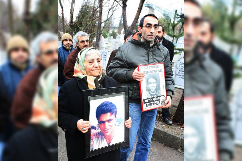 Fadime Göktepe ve Fatih Polat ellerinde Metin'in fotoğrafı  mezarlık anmasında...