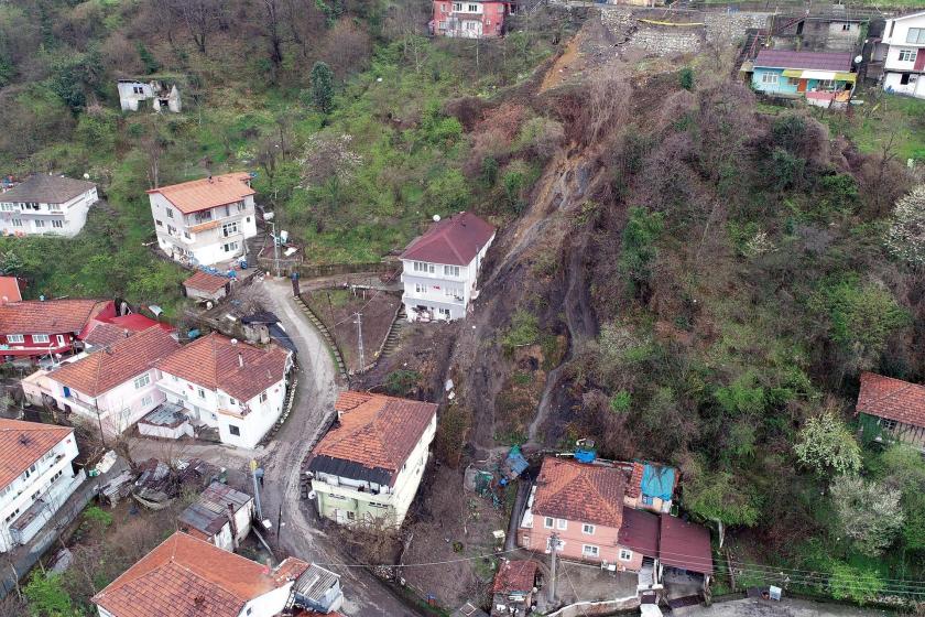 Zonguldak'ta meydana gelen heyelan nedeniyle 3 bina boşaltıldı