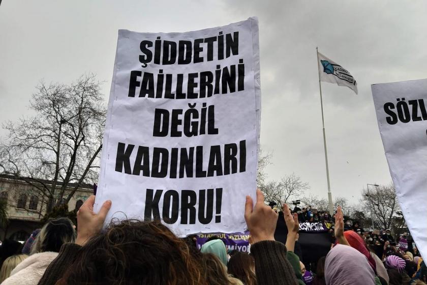 Kadına yönelik şiddetle ilgili pankart