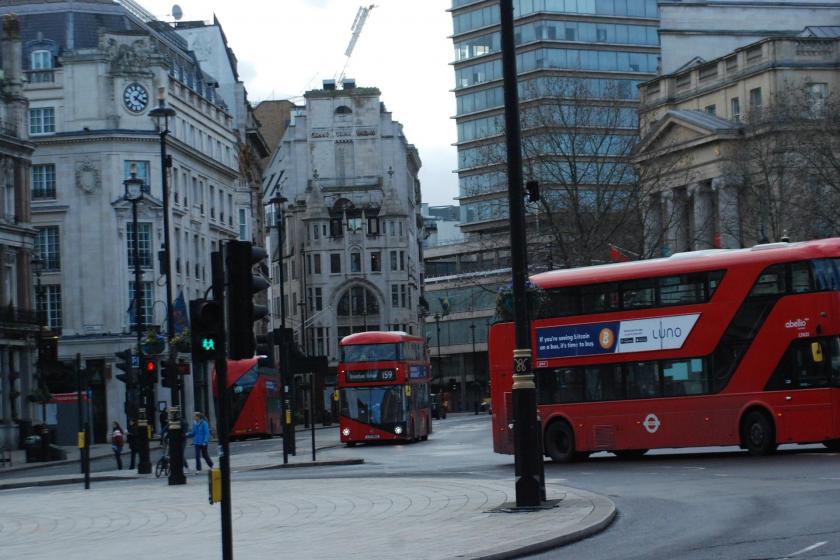 Londra'da otobüsler