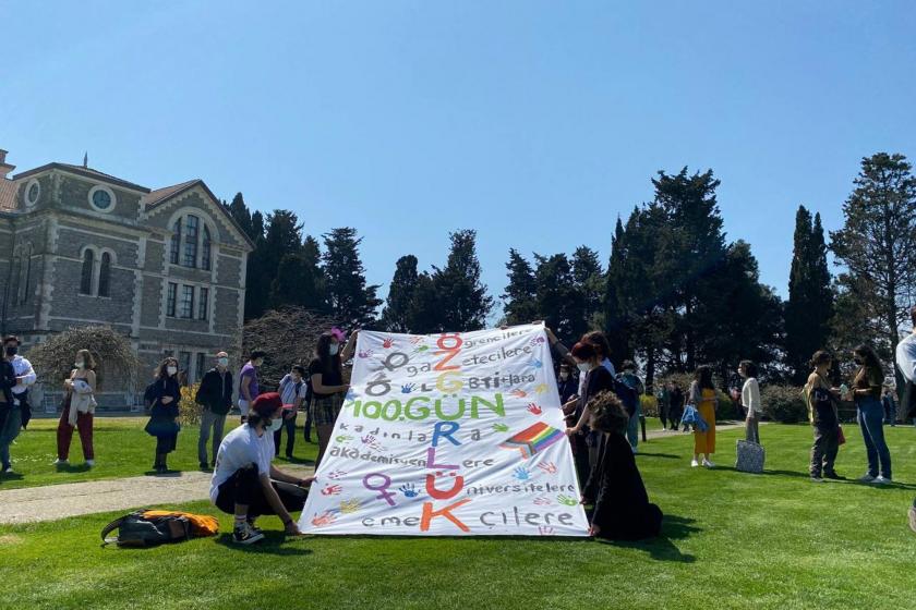 Boğaziçi Üniversitesi bahçesinde akademisyenler ve öğrenciler