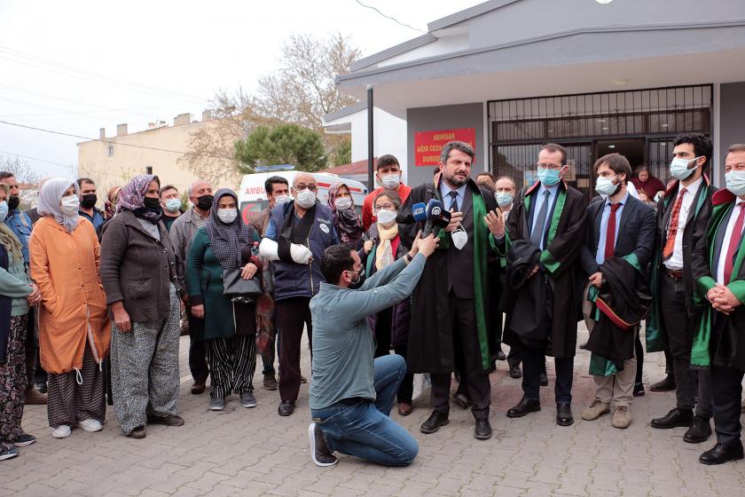 Yeniden görülmeye başlanan Soma Katliamı davasının ilk duruşmasının ardından ailelerin avukatları açıklama yaparken.