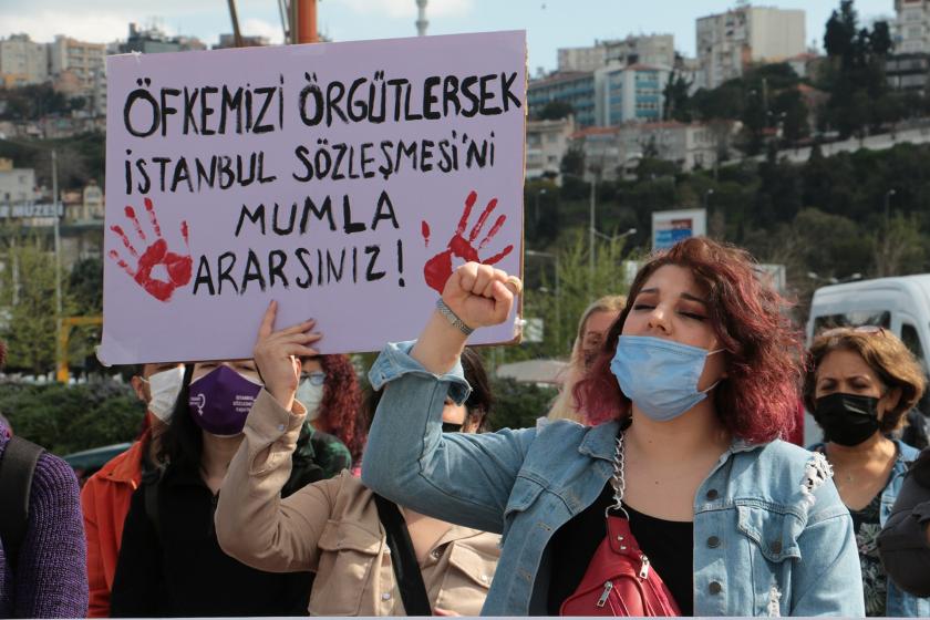 İstanbul Sözleşmesi’nden vazgeçmiyoruz İzmir Kampanya grubu, 'İstanbul sözleşmesi bizim, vazgeçmeyeceğiz' diyerek Konak İskelesi’nde nöbet eylemi gerçekleştirdi. 