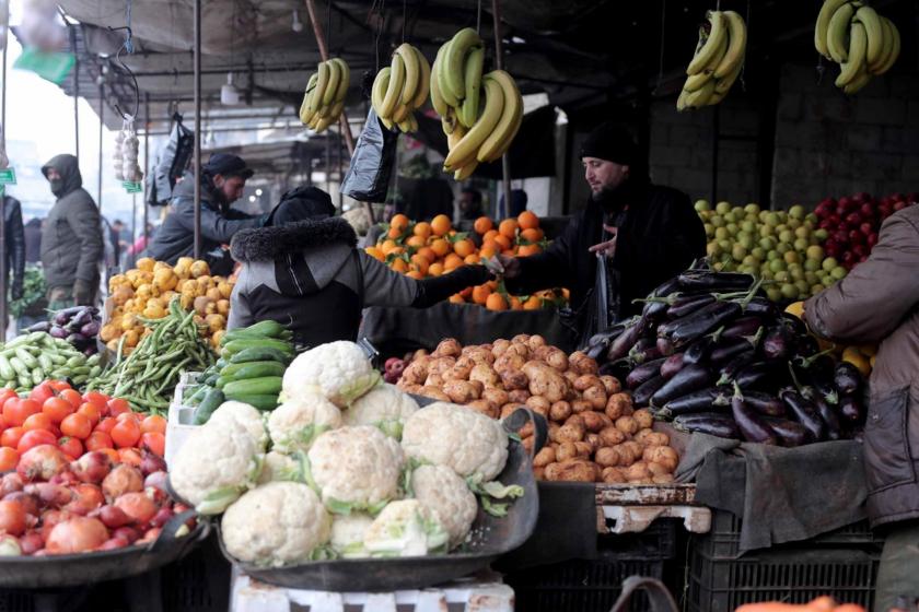 Pazar tezgahı ve alışveriş yapanlar