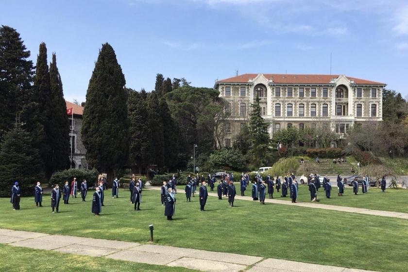 Rektörlük binasına sırtını dönen Boğaziçi Üniversitesi akademisyenleri