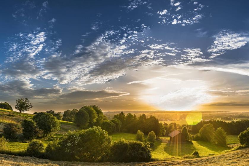 pastoral bir manzaraya gün ışırken