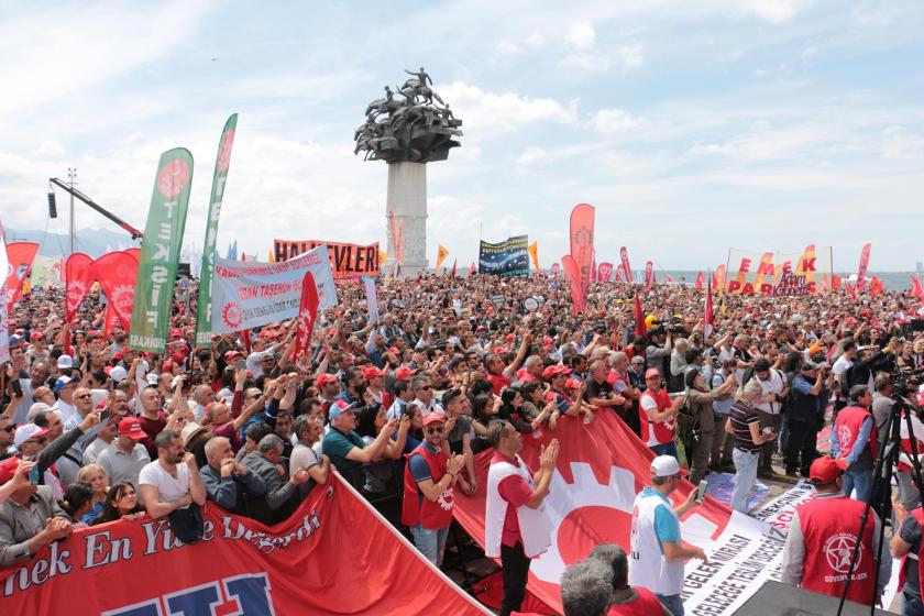 İzmir'de meydanda 1 Mayıs kutlayan kalabalık