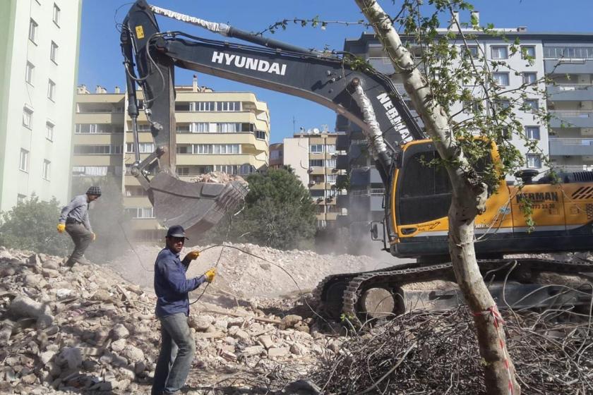 Kepçe ile yıkılan bina.