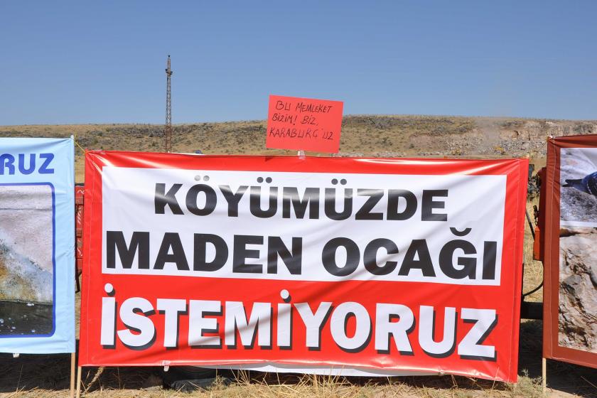 Hacıbektaş Karaburç köylülerinin 'Köyümüzde maden ocağı istemiyoruz' yazılı pankartı.
