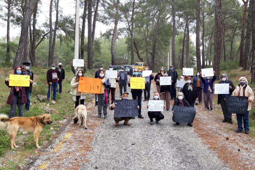 Muğla Milas'a bağlı İkizköy'de ormanlarının linyit madenine kurban edilmesini istemeyen halkın direnişinden bir fotoğraf.