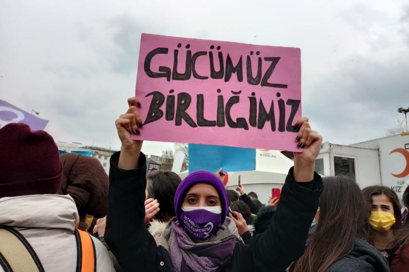 Gücümüz birliğimiz dövizi tutan bir kadın