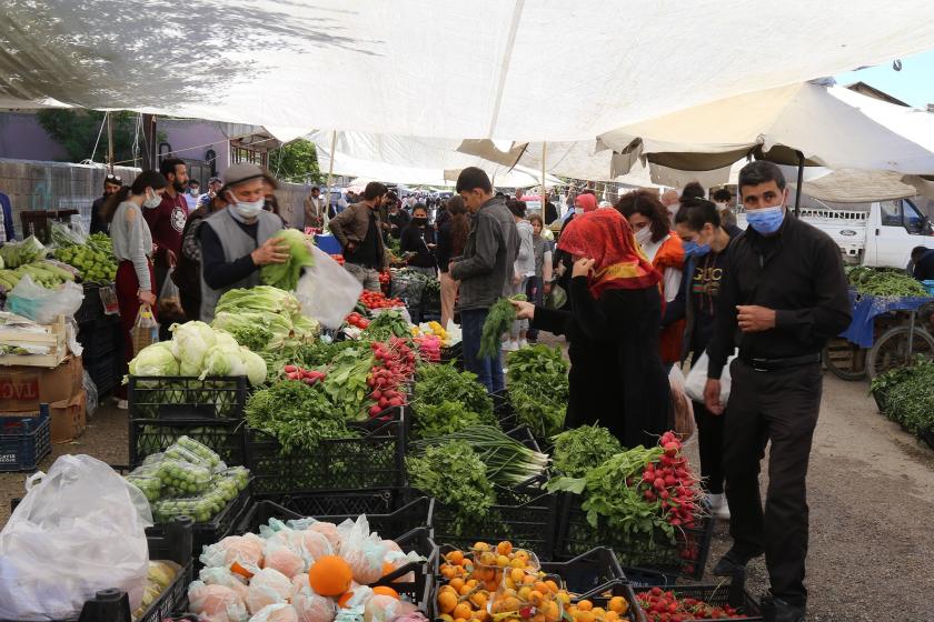 Van'da pazar alışverişi yapanlar