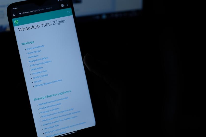 Bir telefonda WhatsApp uygulamasının yasal bilgiler kısmı