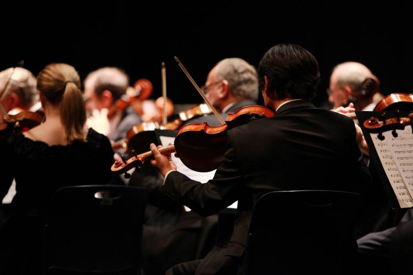 Sahnede konser veren orkestra üyeleri.