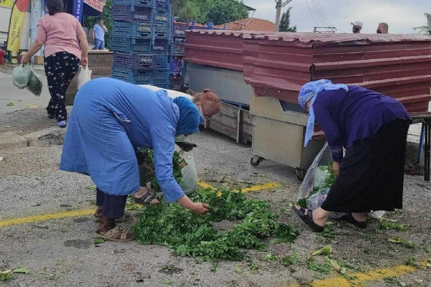 Tepkili pazarcılar ürünleri yere saçtı, yoksul yurttaşlar topladı