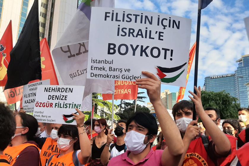 İstanbul Emek Barış ve Demokrasi Güçlerinin Filistin'in direnişine destek vermek ve İsrail'i protesto etmek için yaptıkları açıklamadan bir fotoğraf.