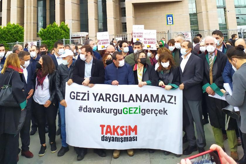 Gezi Davası öncesi Taksim Dayanışmasının adliye önündeki açıklaması