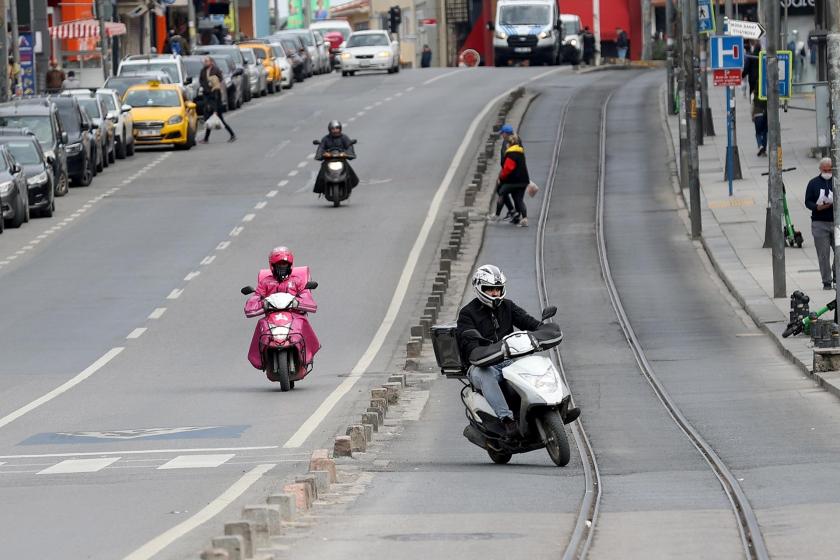 Motosikletli kuryeler boş yolda ilerliyor