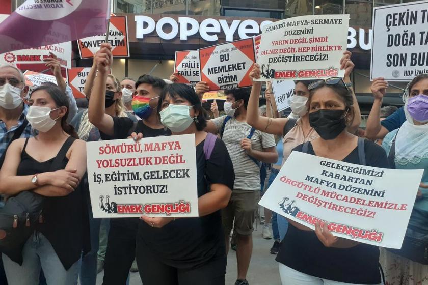 Açıklama için toplanan siyasi parti üyeleri pankart ve dövizlerle