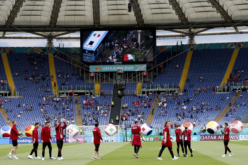 Euro 2020 Türkiye İtalya maçında oyuncular tirübünleri selamlıyor...