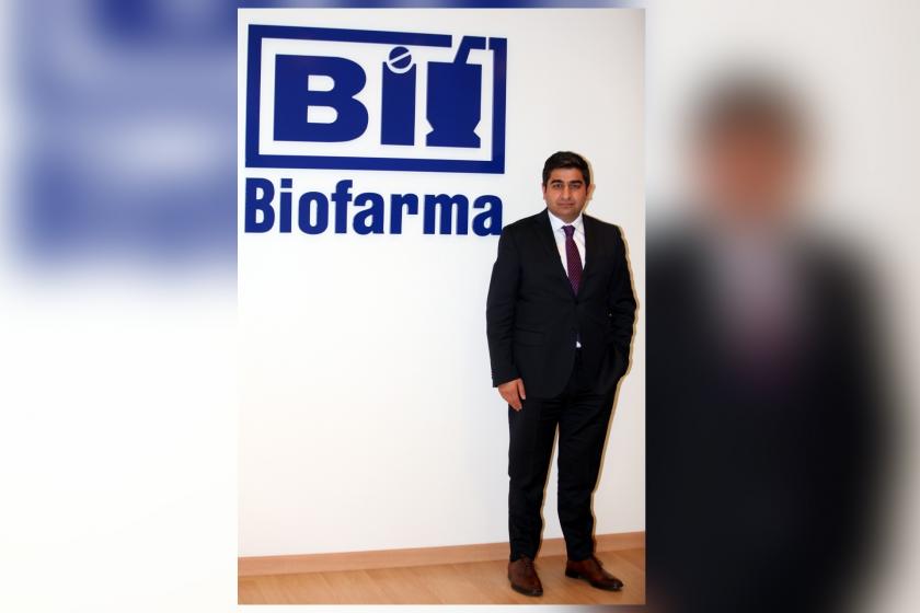 Sezgin Baran Korkmaz, arkasında Biofarma tabelası