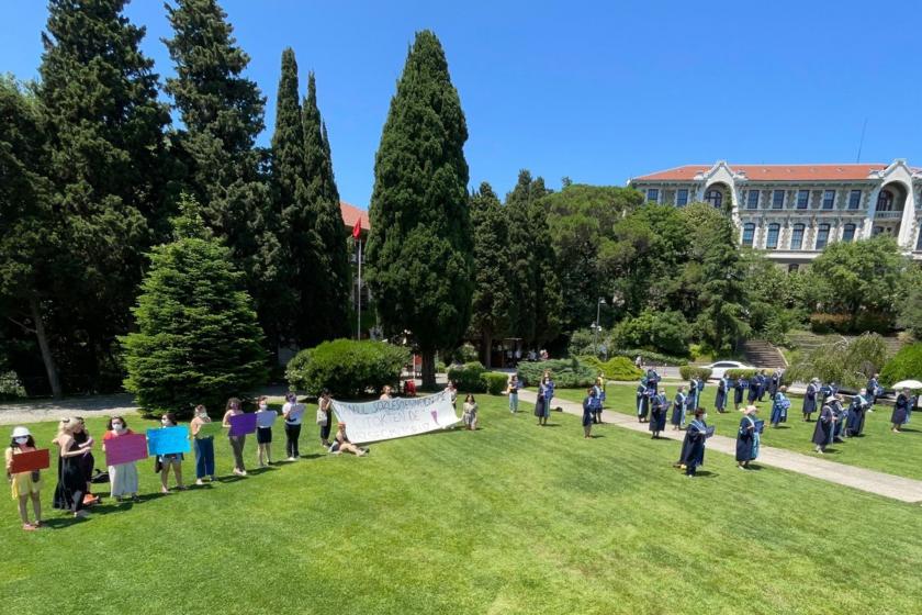 Boğaziçi Üniversitesi akademisyenlerinin 120'nci kez rektörlüğe sırt dönme eylemlerinden bir fotoğraf.