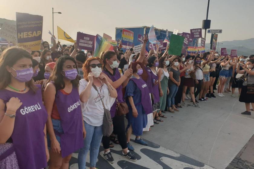 İzmir'de Alsancak'ta buluşan kadınlar 