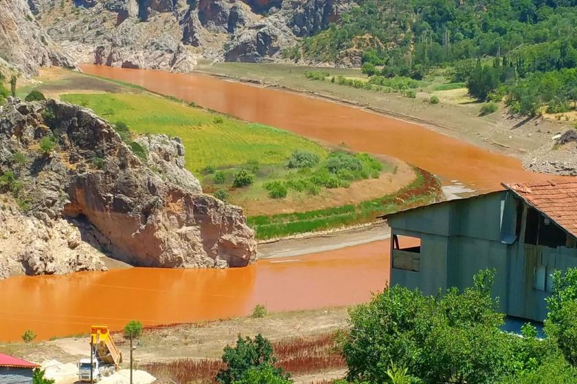 Madencilik faaliyetleri nedeniyle kızıla yakın renkte akan Fırat Nehri