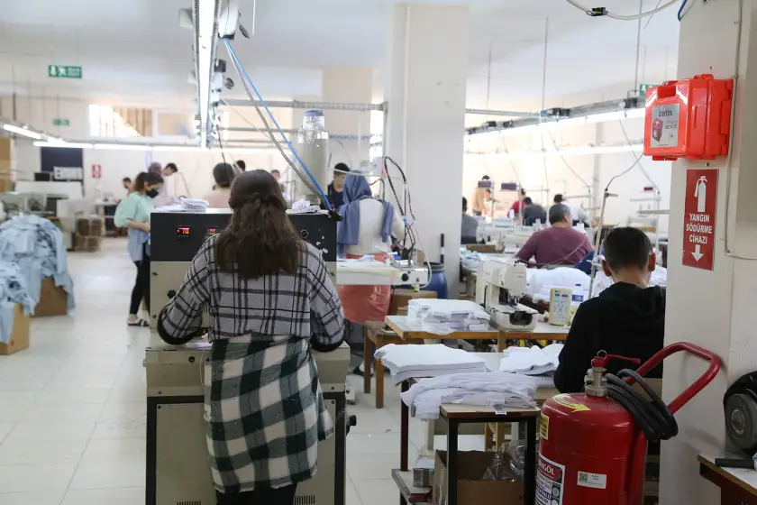 Mesaiye kalmayan sendikalı kadın işçiye patron ve oğullarından darp