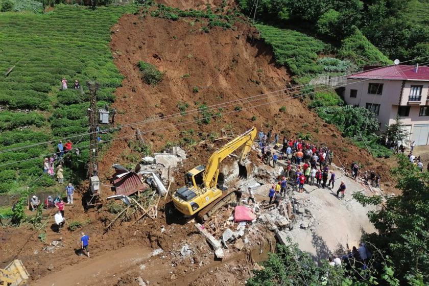 Rize'deki heyelanda enkaz kaldırma çalışmaları