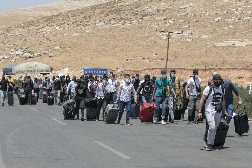 Bayramda Cilvegöz Kapısı'ndan Suriye'ye geçen Suriyeli mülteciler